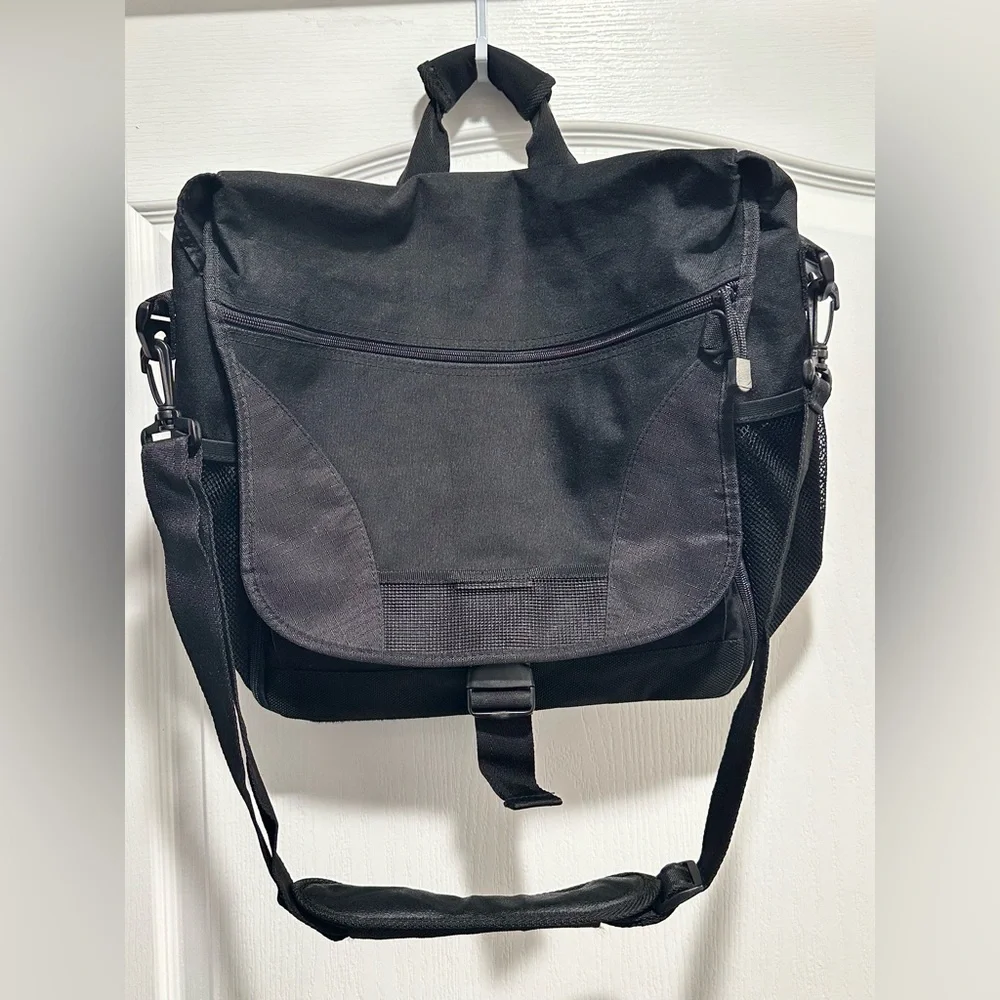 Piper Gear Black Messenger / Laptop Bag, Easily Fits 15